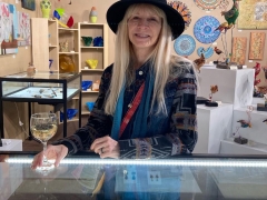 <p>Big fan of Don Cheek and a musician herself, Merri McKee enjoyed meeting new friends and jewelry by Sugatha Roeder.</p>