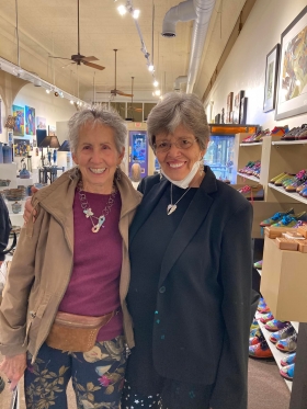 <p>Always good to see artist and friend Mary Kaye O'Neill catching up with Linda Lutes.</p>